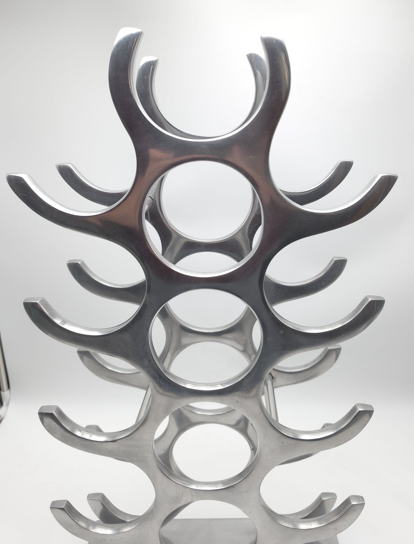 wine rack metal, michael noll, German design, Barolo italy, kitchen design, Château Margaux, Opus One, Marqués de Riscal, modernist decor, bottle holder, industrial interior, wine bottle stand, kitchen storage