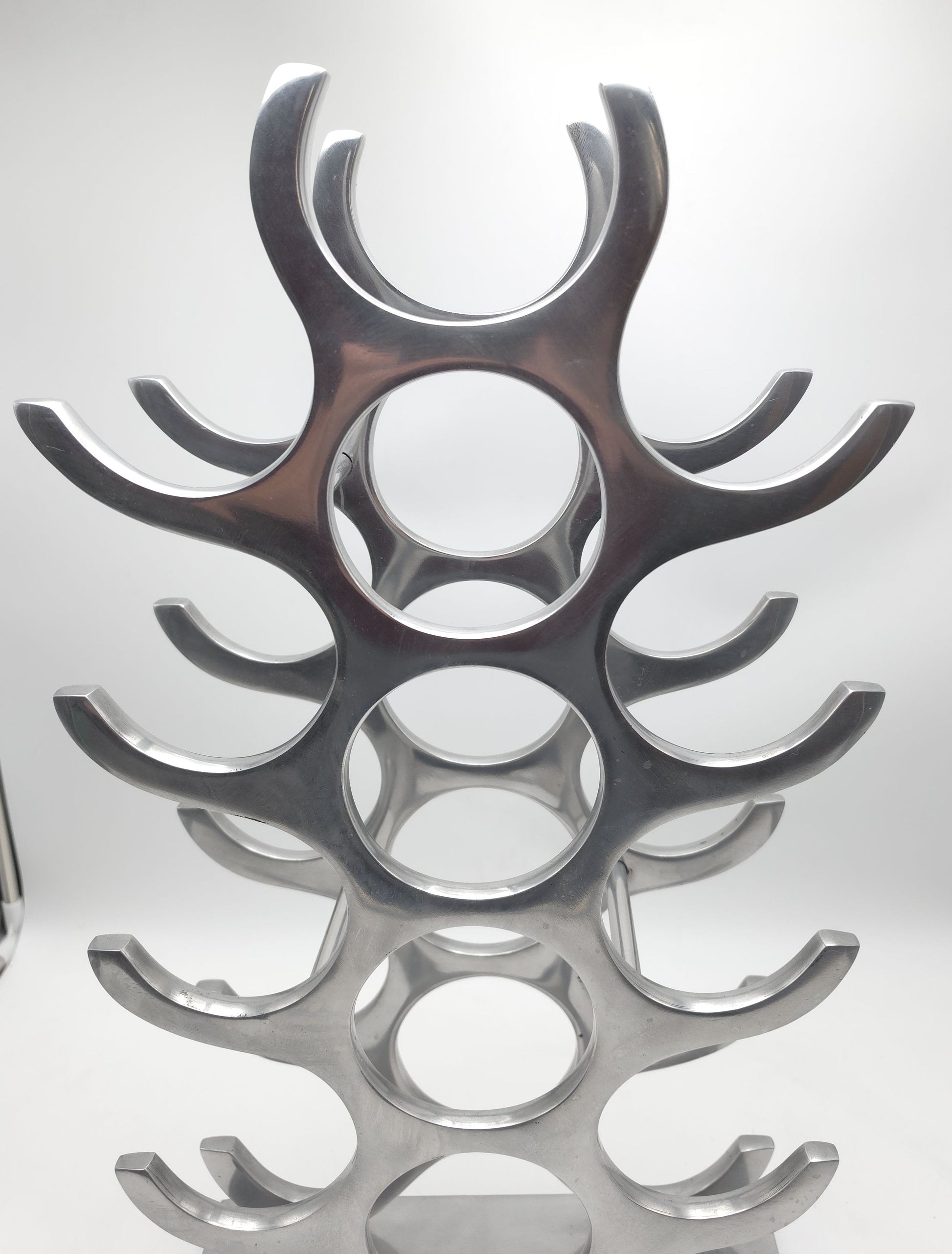 wine rack metal, michael noll, German design, Barolo italy, kitchen design, Château Margaux, Opus One, Marqués de Riscal, modernist decor, bottle holder, industrial interior, wine bottle stand, kitchen storage