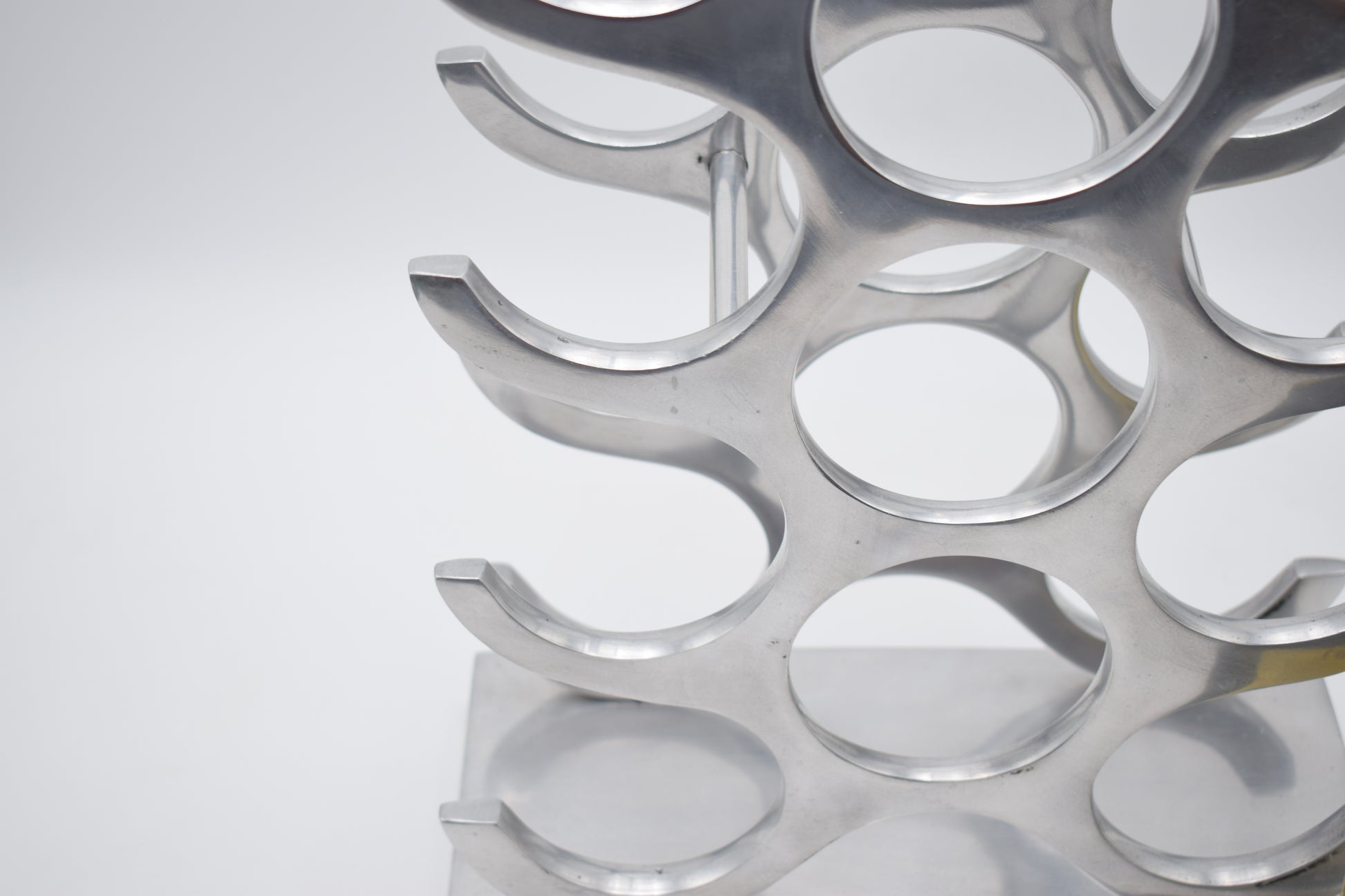 wine rack metal, michael noll, German design, Barolo italy, kitchen design, Château Margaux, Opus One, Marqués de Riscal, modernist decor, bottle holder, industrial interior, wine bottle stand, kitchen storage