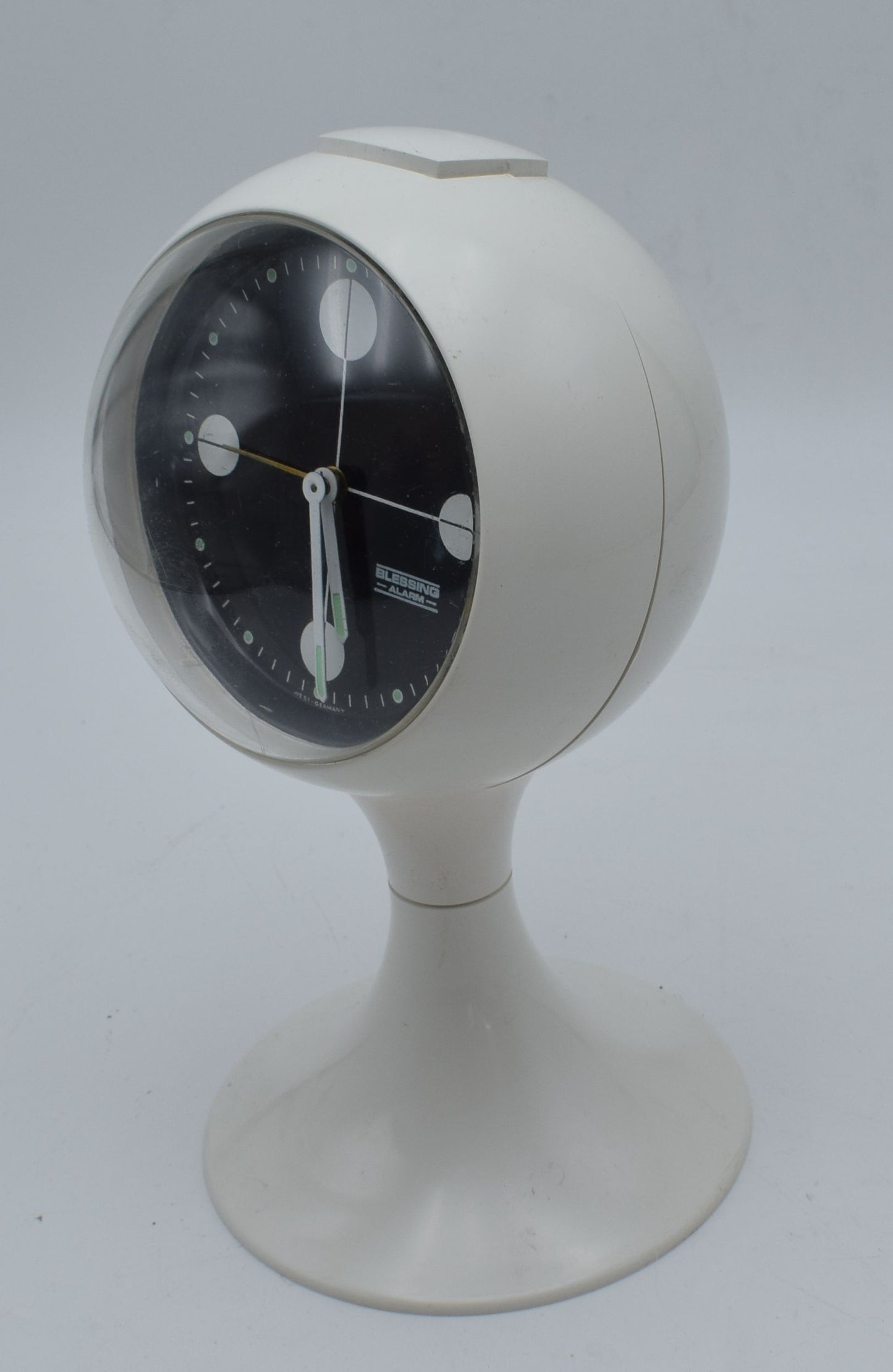 blessing alarm clock, junghans rhythm, verner panton, colombo kartell, pedestal tulip, bedroom white, scandinavian design, space age, atomic age, james bond, startrek, space invaders, star wars robot