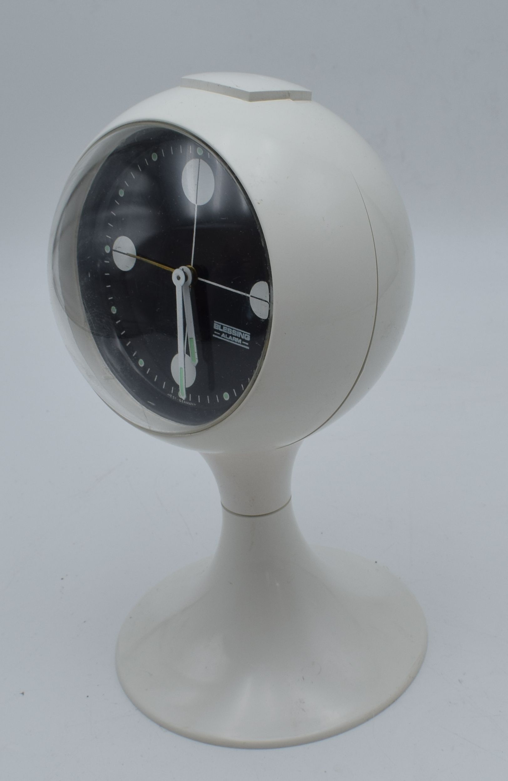 blessing alarm clock, junghans rhythm, verner panton, colombo kartell, pedestal tulip, bedroom white, scandinavian design, space age, atomic age, james bond, startrek, space invaders, star wars robot