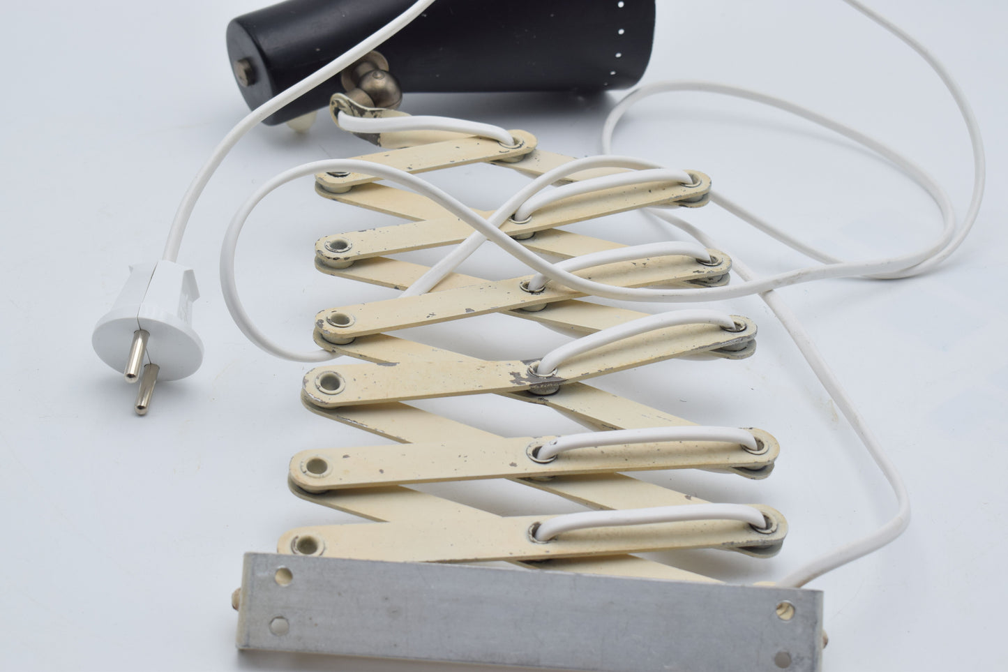 anvia dutch design, hala raak herda, industrial lamp, harmonica lamp, scissors lamp, zigzag wall lamp, green wall light, midcentury modern, office sconce, green sconces, bertoia miller eames, kalff rietveld, hoogervorst anvia