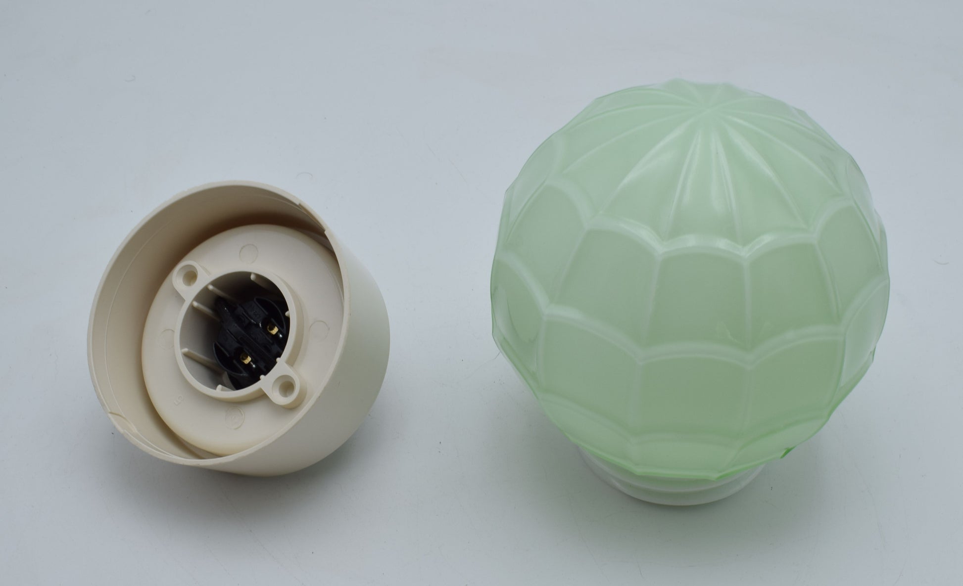 thabur lamp, art deco nouveau, french deco lamp, dutch glass, René Lalique, Le Corbusier, Jean Dunand, Sonia Delaunay, Chrysler new york, bauhaus, toilet light, The Great Gatsby