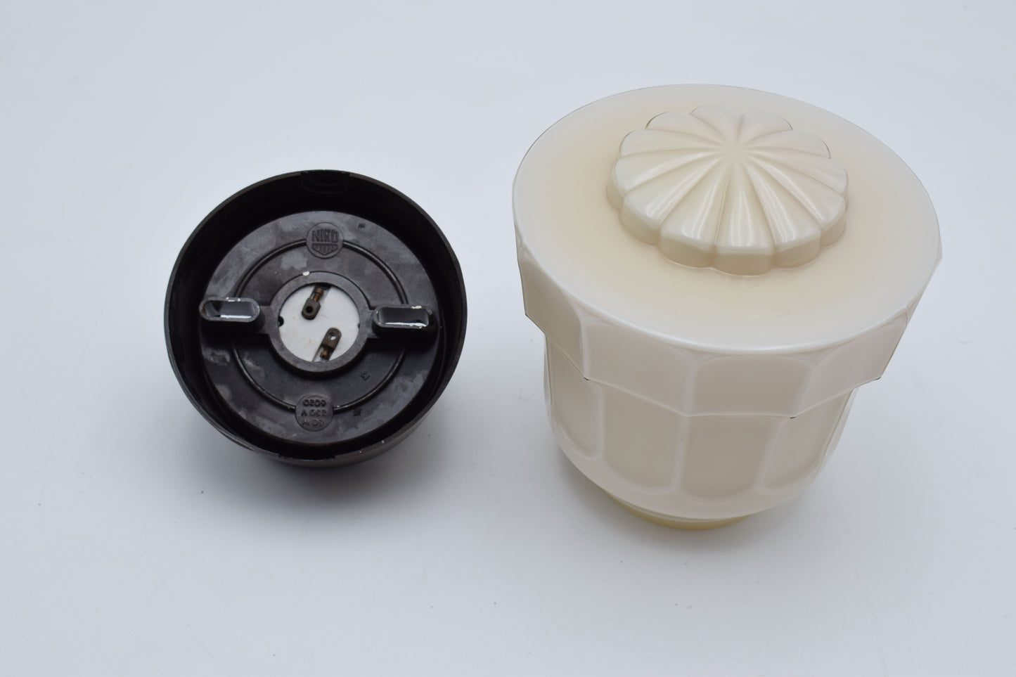 thabur lamp, art deco nouveau, french deco lamp, dutch glass, René Lalique, Le Corbusier, Jean Dunand, Sonia Delaunay, Chrysler new york, bauhaus, toilet light, The Great Gatsby