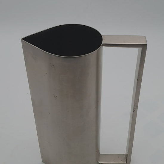 Giorgio Armani, carafe decanter, kitchen can, metal vase, armani casa, Kelly Wearstler, Martyn Bullard, rvs vase can, interior design, Philippe Starck, Marcel Breuer, Mies van der Rohe, modernist design