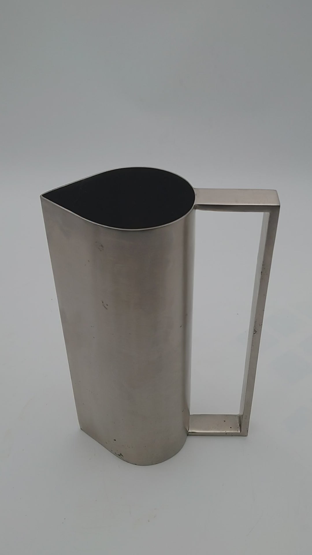 Giorgio Armani, carafe decanter, kitchen can, metal vase, armani casa, Kelly Wearstler, Martyn Bullard, rvs vase can, interior design, Philippe Starck, Marcel Breuer, Mies van der Rohe, modernist design