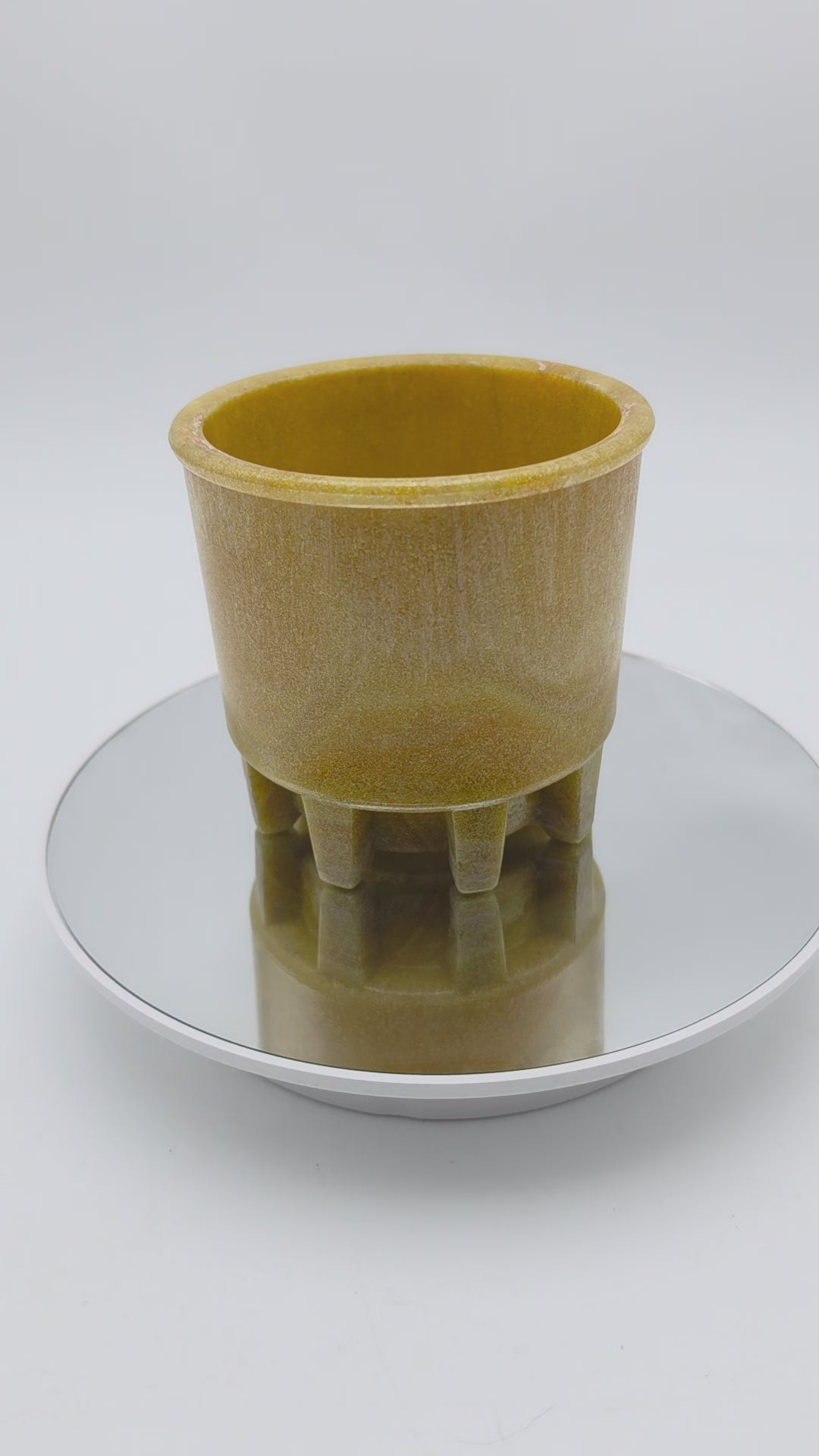 ad copier, cactus pot, flower pot, ceramic glass design, leerdam glass, 1950s graniver, art deco vase, presed glass, René Lalique, Dale Chihuly, Iittala glass, unica series, green yellow vase