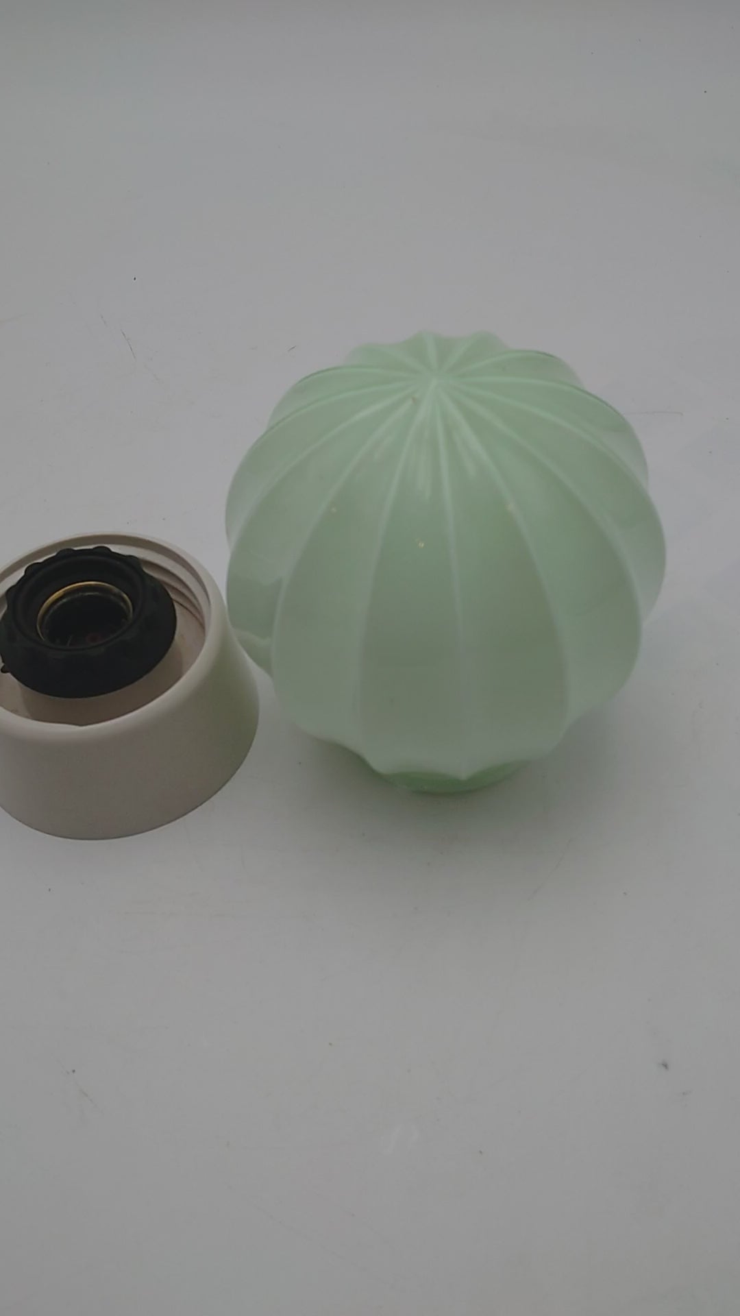 thabur lamp, art deco nouveau, french deco lamp, dutch glass, René Lalique, Le Corbusier, Jean Dunand, Sonia Delaunay, Chrysler new york, bauhaus, toilet light, titanic lamp, tiffany lamp