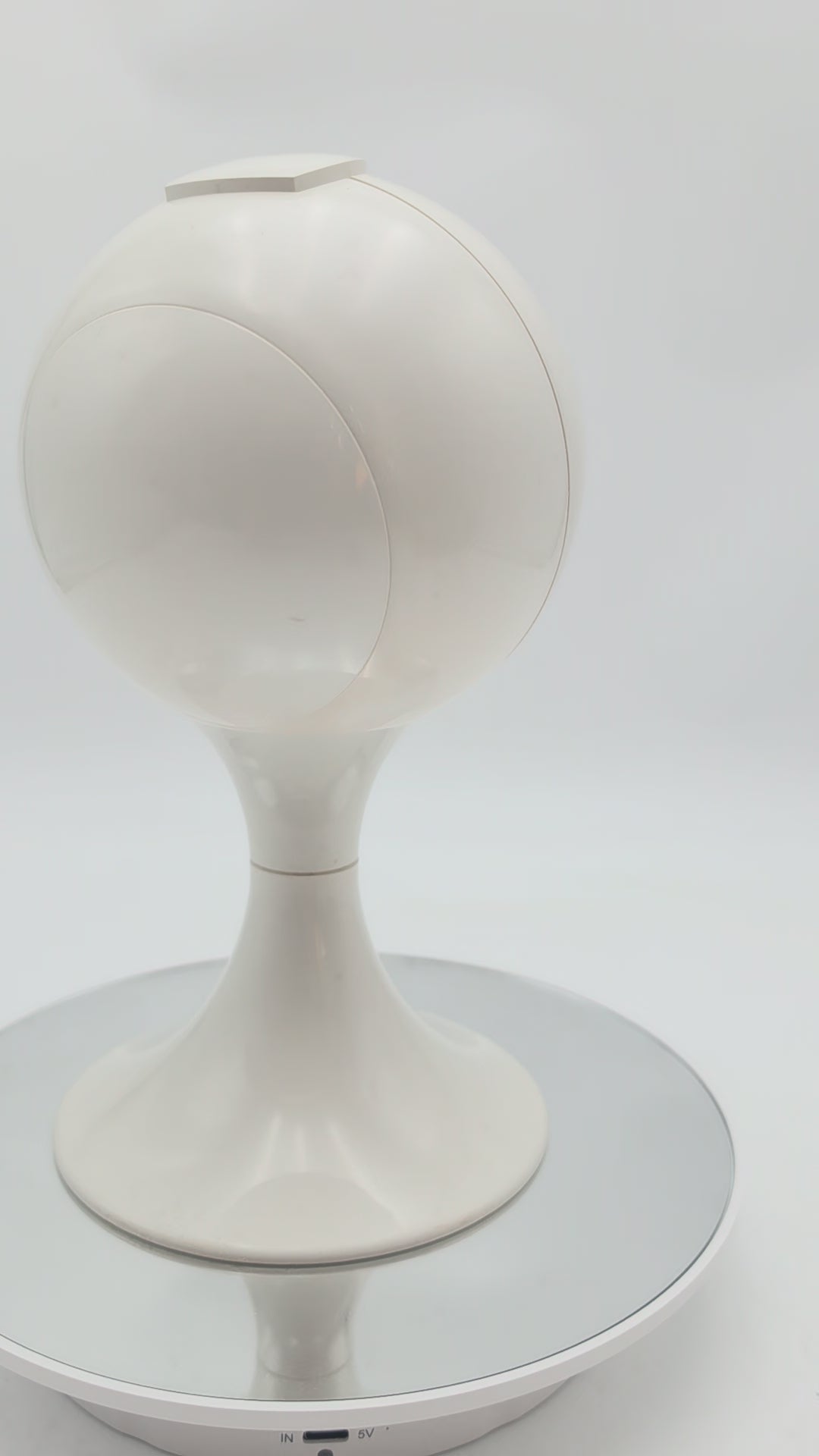 blessing alarm clock, junghans rhythm, verner panton, colombo kartell, pedestal tulip, bedroom white, scandinavian design, space age, atomic age, james bond, startrek, space invaders, star wars robot