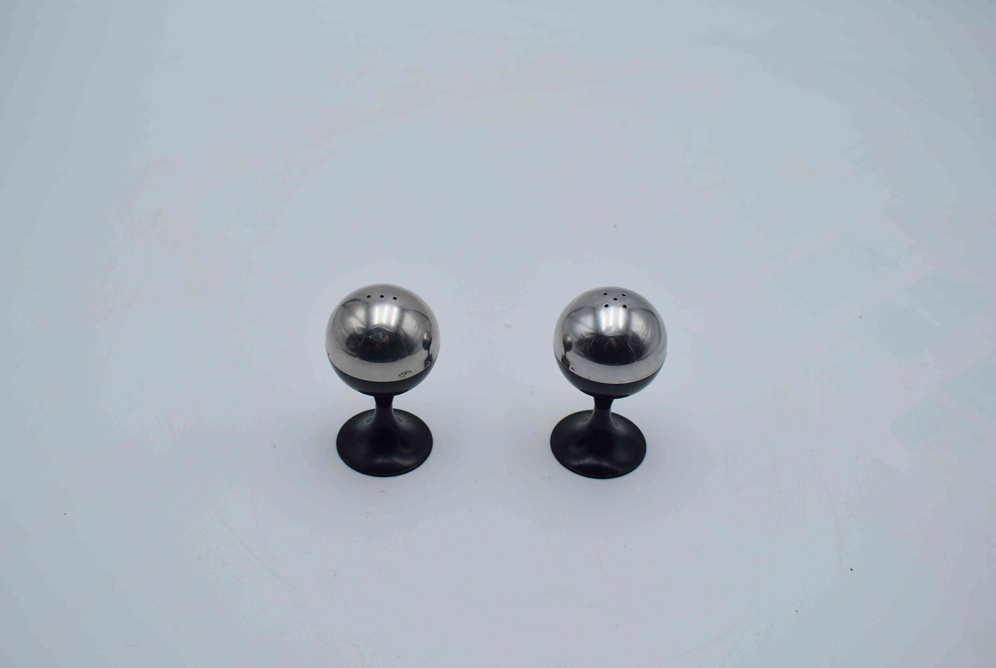 quist, salt pepper shaker, kitchen design, west germany, mid century modern, space age, atomic age, 1970s style, colombo saarinen, aarnio panton, arne jacobsen, associati, magistretti