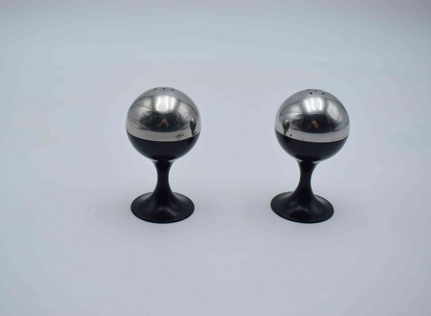 quist, salt pepper shaker, kitchen design, west germany, mid century modern, space age, atomic age, 1970s style, colombo saarinen, aarnio panton, arne jacobsen, associati, magistretti