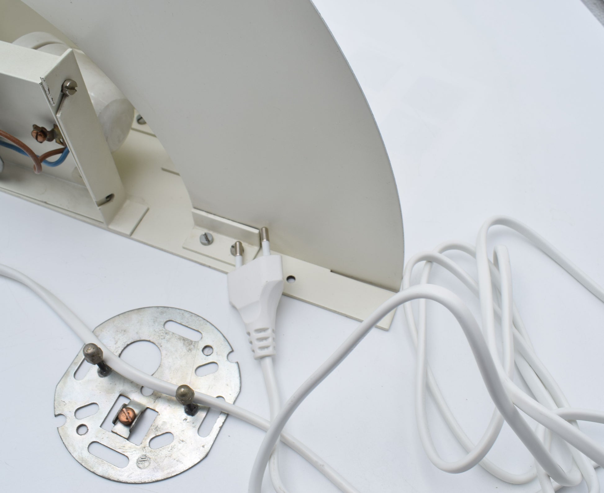 raak meander c1615, raak wall lamp, dutch design, 1970s 1960s lamp, white wall lamp, danish design lamp, poulsen lamp, jakobsson lamp, martha stewart, top best design, soho art deco, Philippe Starck, Joanna Gaines