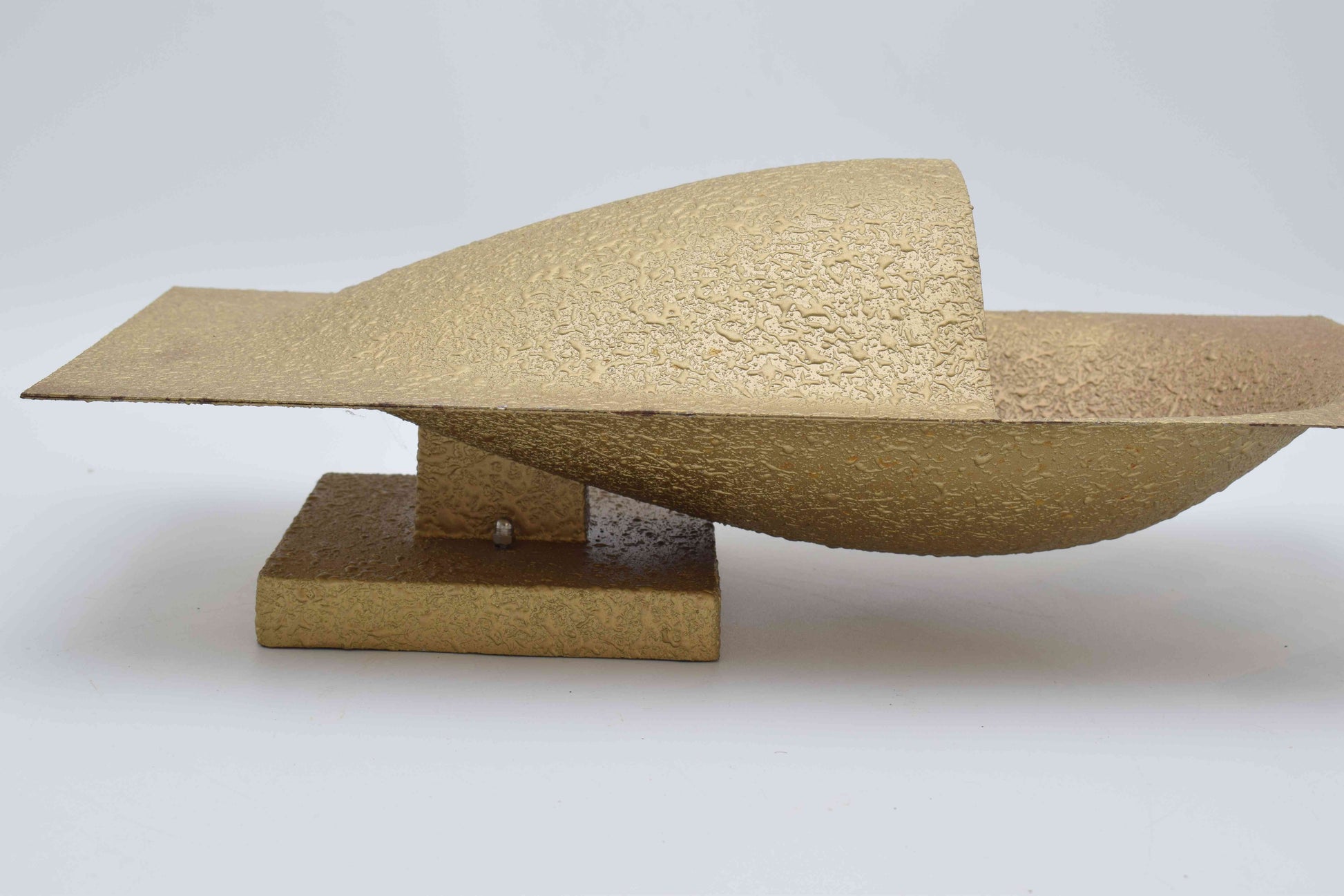 bertrand balas, Le Corbusier, raak wall lamp, raak model c-1550, golden wall lamp, brass sconce, brutalist lamp, sottsass colombo, hammerborg jacobsen, hall bedroom lamp, mid century modern, 1960 lamp, dutch danish design