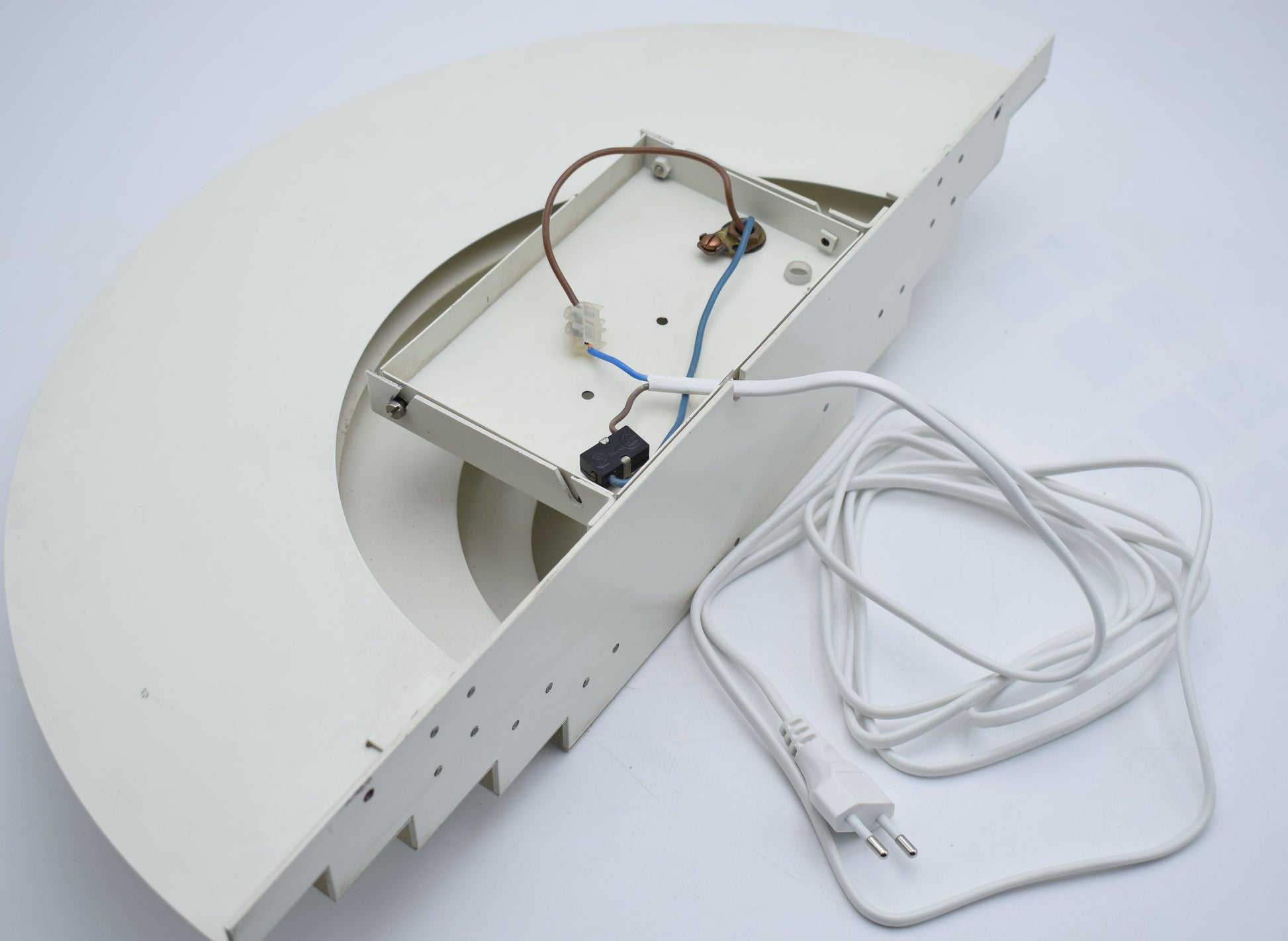 raak meander c1615, raak wall lamp, dutch design, 1970s 1960s lamp, white wall lamp, danish design lamp, poulsen lamp, jakobsson lamp, martha stewart, top best design, soho art deco, Philippe Starck, Joanna Gaines