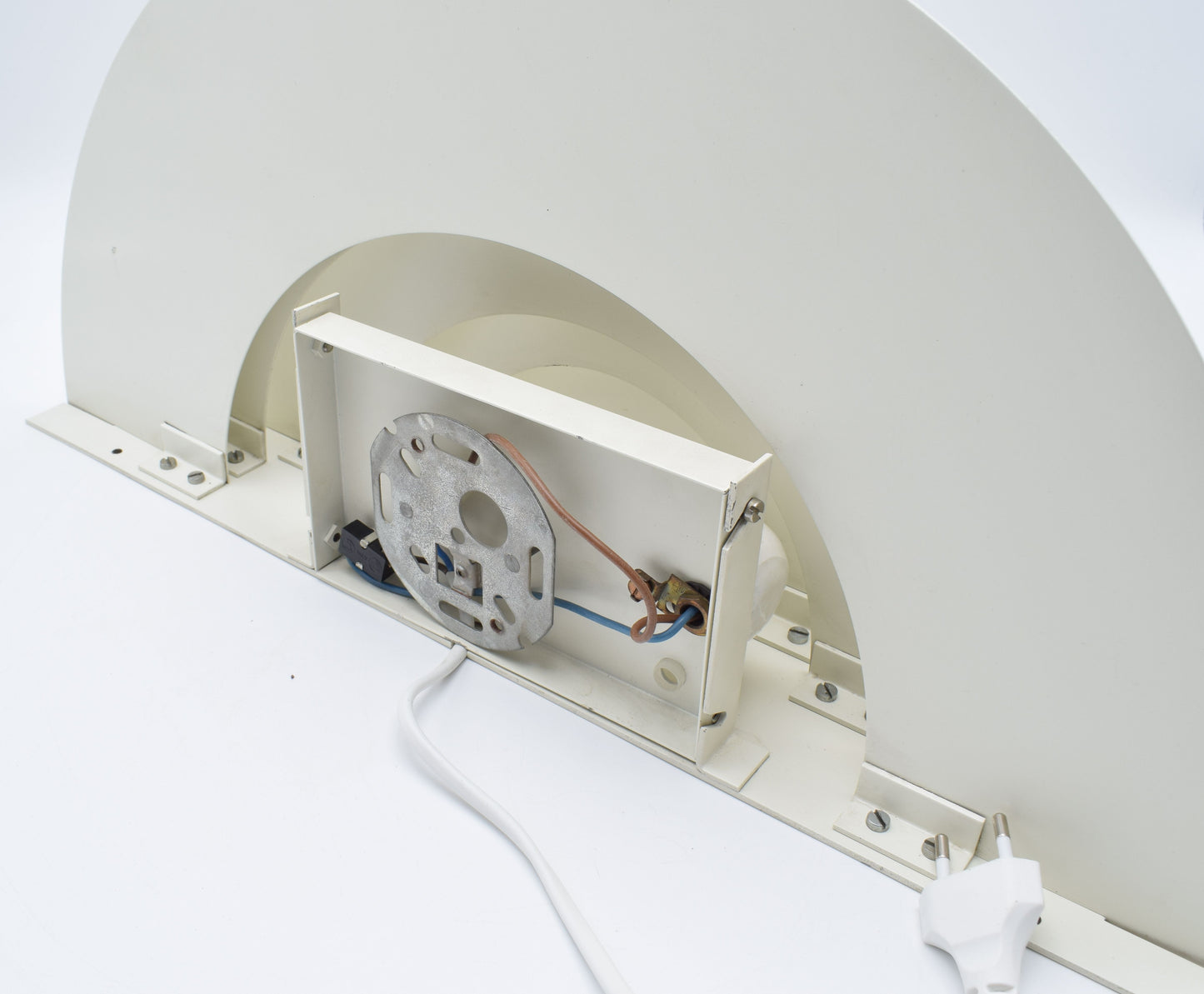 raak meander c1615, raak wall lamp, dutch design, 1970s 1960s lamp, white wall lamp, danish design lamp, poulsen lamp, jakobsson lamp, martha stewart, top best design, soho art deco, Philippe Starck, Joanna Gaines