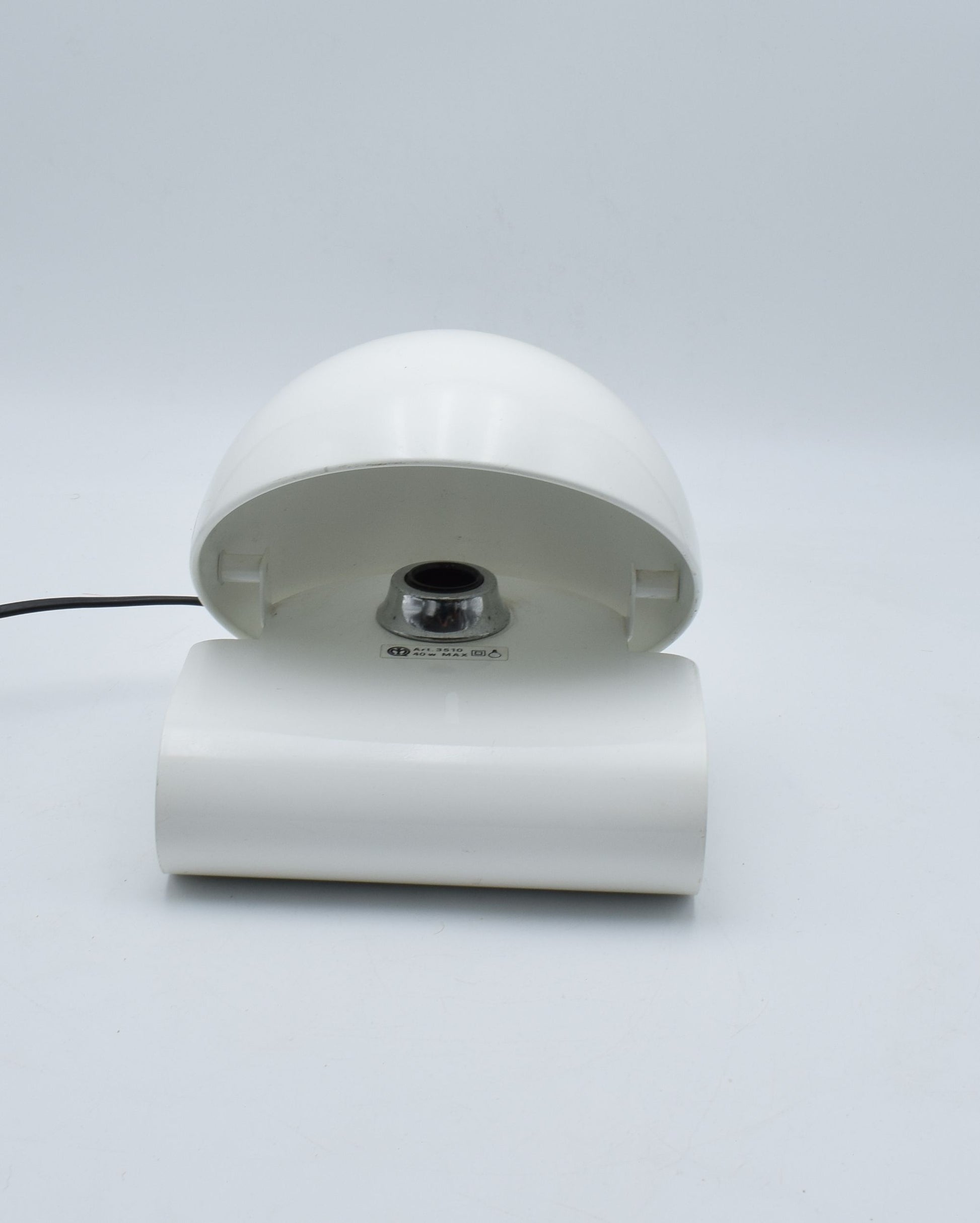 Vintage 1970s iGuzzini Bugia table lamp designed by Giuseppe Cormio, white painted metal with curved base and adjustable shade, classic Italian Space Age lighting