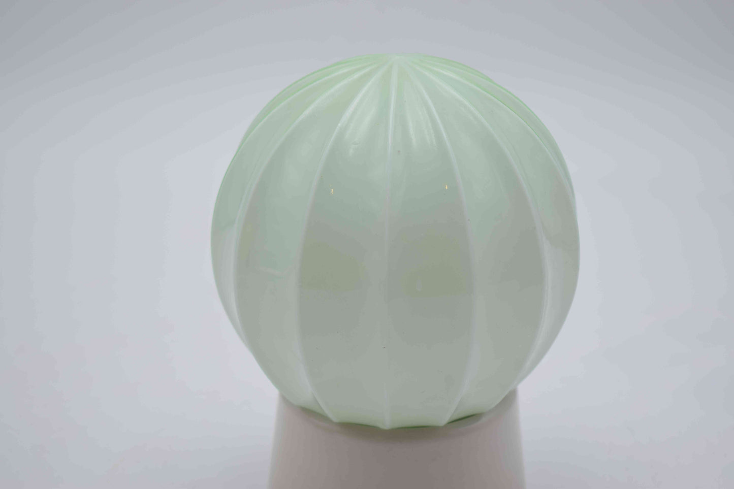 thabur lamp, art deco nouveau, french deco lamp, dutch glass, René Lalique, Le Corbusier, Jean Dunand, Sonia Delaunay, Chrysler new york, bauhaus, toilet light, titanic lamp, tiffany lamp