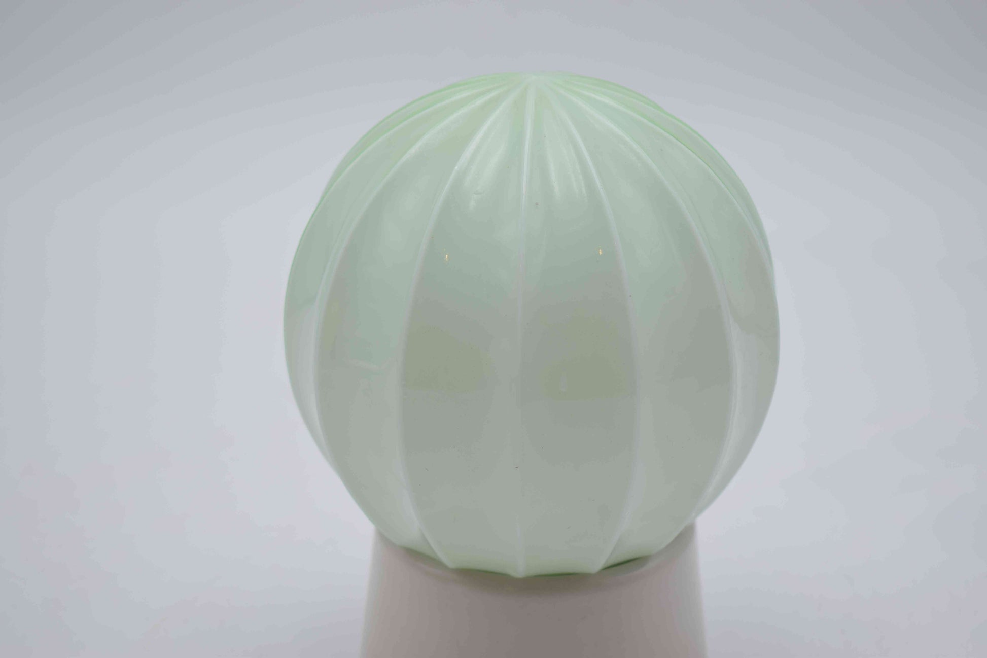 thabur lamp, art deco nouveau, french deco lamp, dutch glass, René Lalique, Le Corbusier, Jean Dunand, Sonia Delaunay, Chrysler new york, bauhaus, toilet light, titanic lamp, tiffany lamp