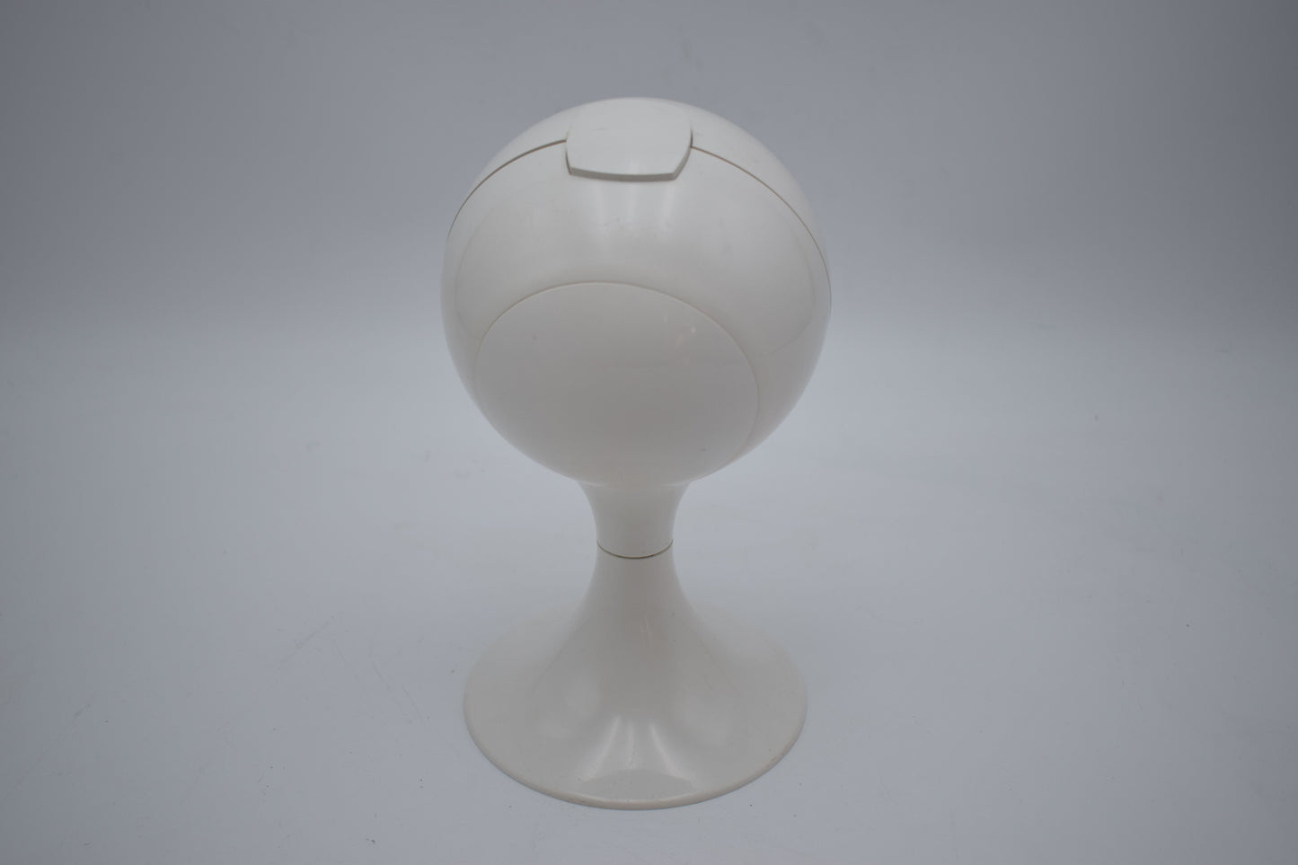 blessing alarm clock, junghans rhythm, verner panton, colombo kartell, pedestal tulip, bedroom white, scandinavian design, space age, atomic age, james bond, startrek, space invaders, star wars robot