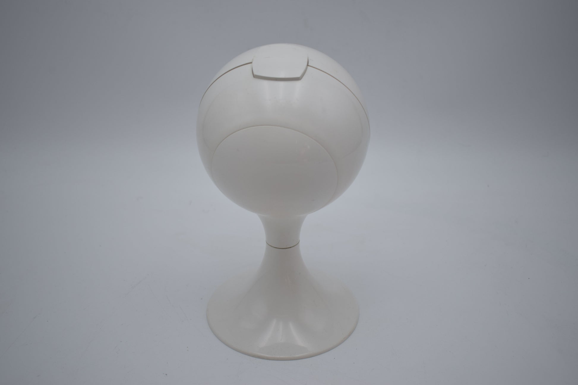 blessing alarm clock, junghans rhythm, verner panton, colombo kartell, pedestal tulip, bedroom white, scandinavian design, space age, atomic age, james bond, startrek, space invaders, star wars robot