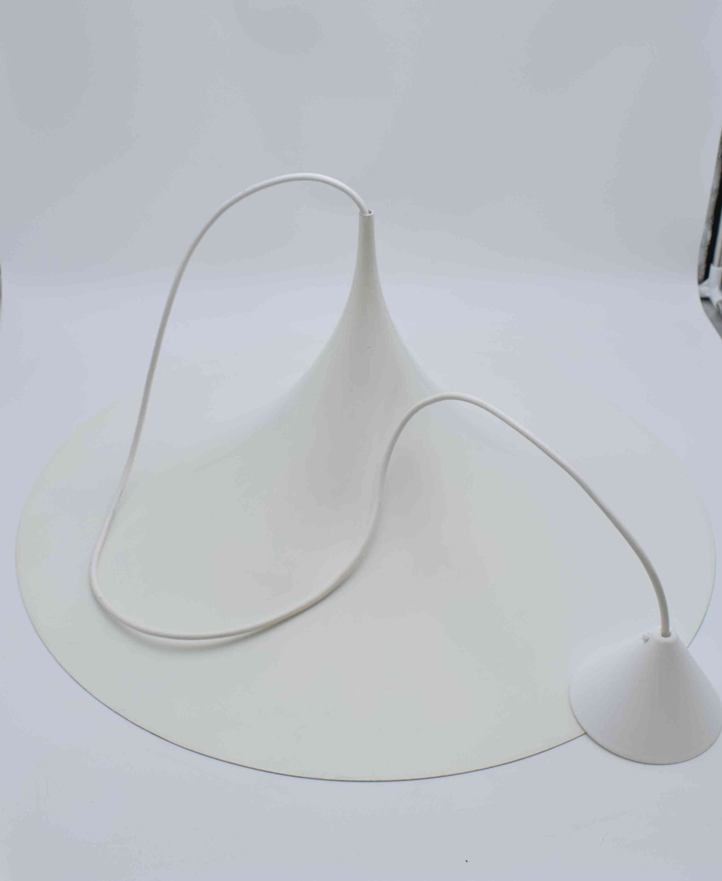 Semi fog morup, Bonderup Thorup, Danish designlamp, Scandinavian design, minimalism, moma new york, midmod sixties, happy days, white lamp, diningroom light, minimalist light, kitchen light, vitra miller