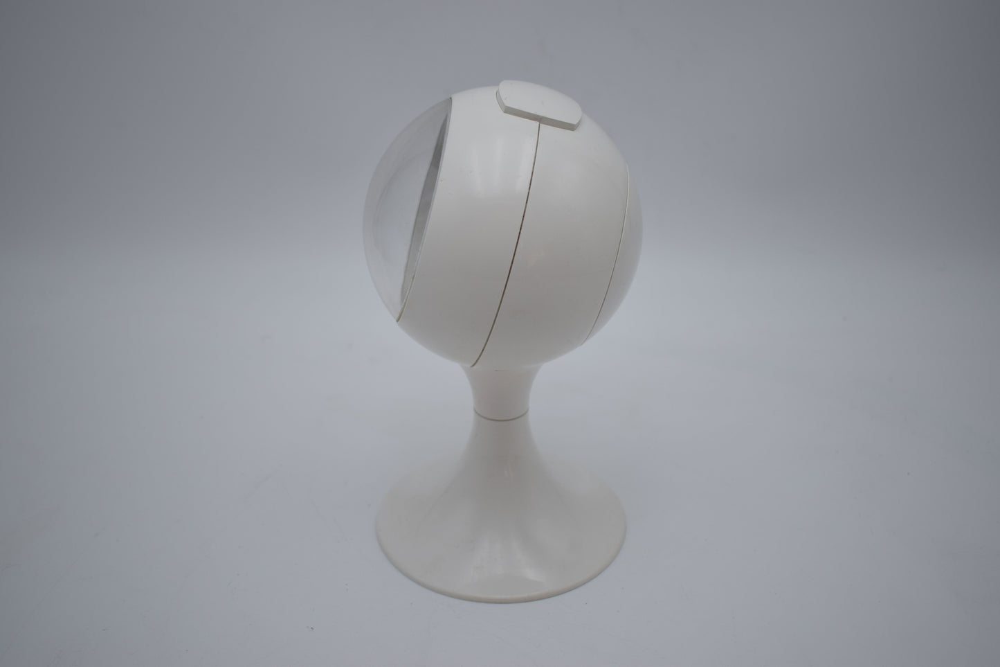 blessing alarm clock, junghans rhythm, verner panton, colombo kartell, pedestal tulip, bedroom white, scandinavian design, space age, atomic age, james bond, startrek, space invaders, star wars robot