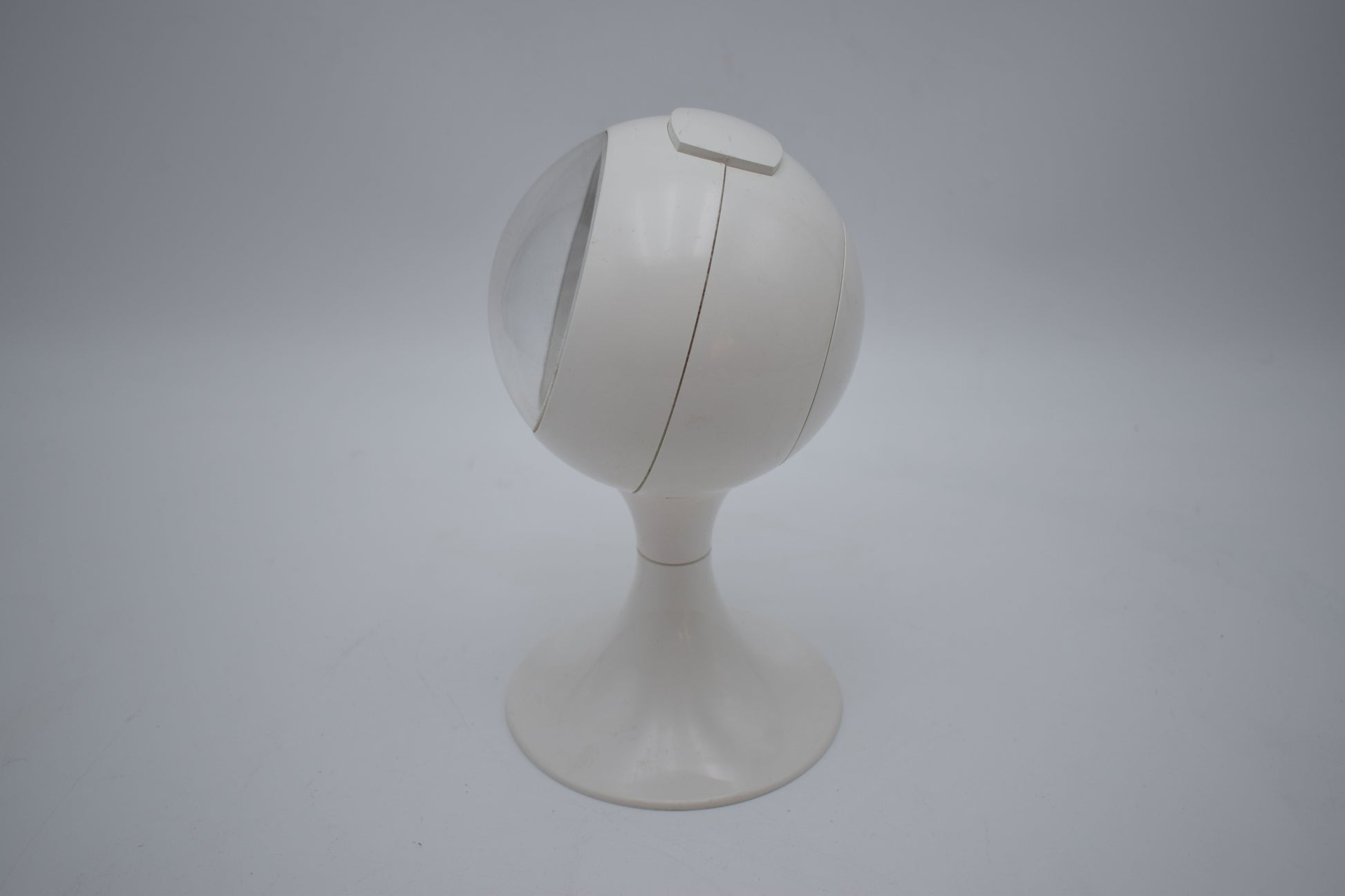 blessing alarm clock, junghans rhythm, verner panton, colombo kartell, pedestal tulip, bedroom white, scandinavian design, space age, atomic age, james bond, startrek, space invaders, star wars robot