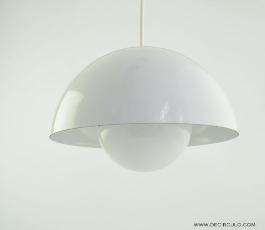 Maceta original de esmalte blanco sobre acero de Verner Panton para Louis Poulsen. Versión original esmaltada danesa.