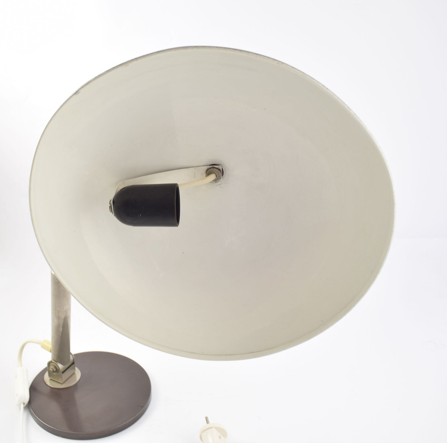 Lámpara de escritorio Hala Modelo 144 diseñada por Busquet, famosa lámpara de mesa de diseño cromado y marrón grisáceo oscuro procedente de los Países Bajos