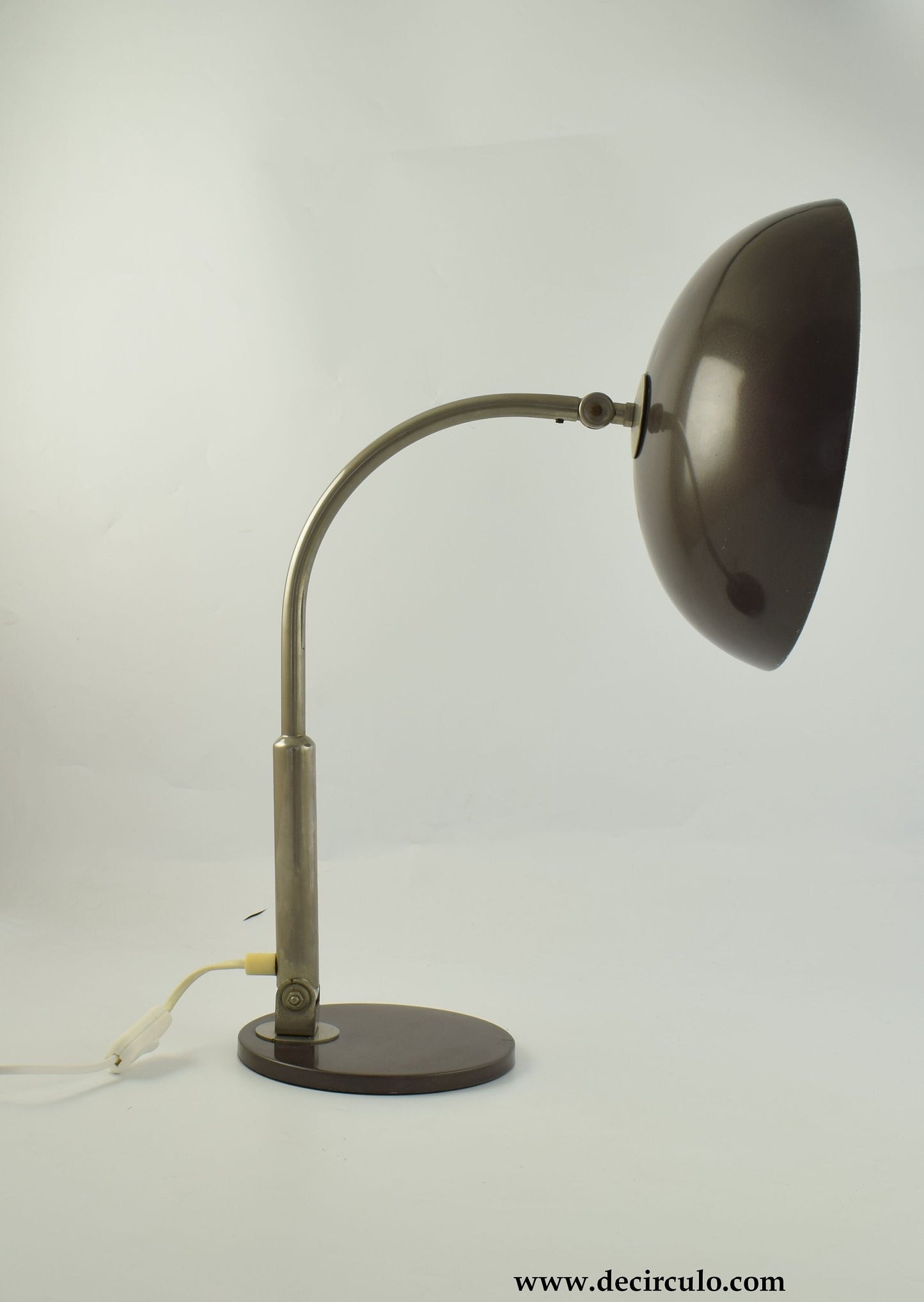 Hala Bureaulamp Model 144 ontworpen Busquet, bekende donker grijsbruin en chroom design tafellamp uit Nederland