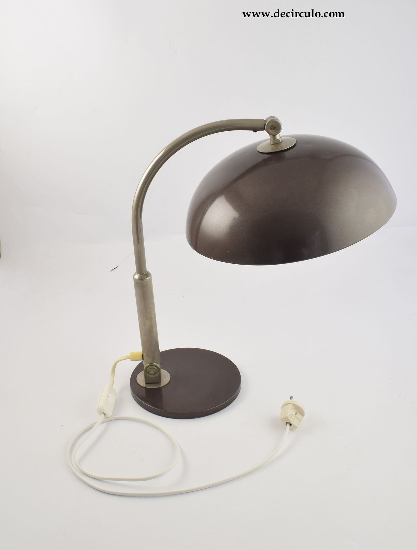 Lámpara de escritorio Hala Modelo 144 diseñada por Busquet, famosa lámpara de mesa de diseño cromado y marrón grisáceo oscuro procedente de los Países Bajos