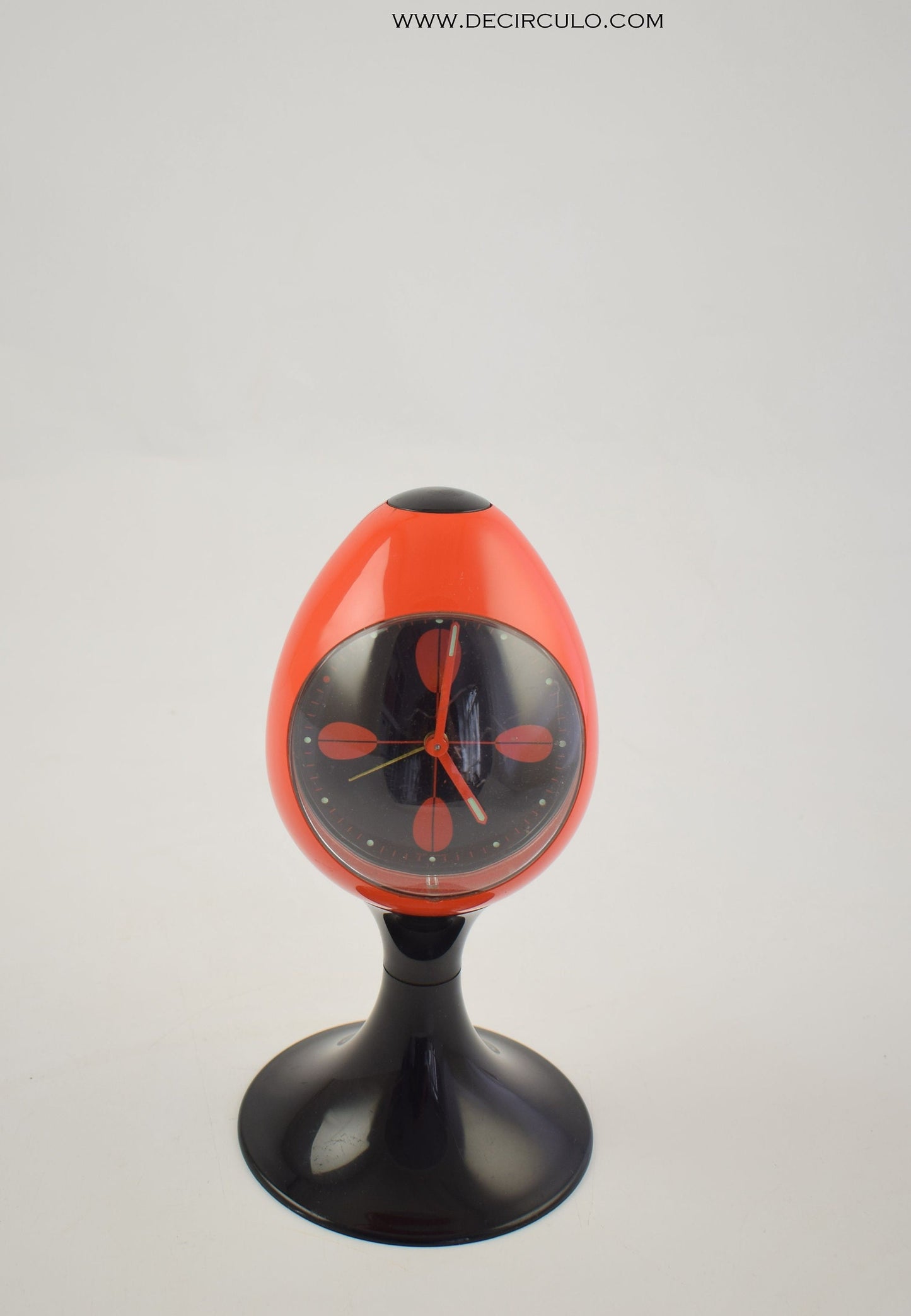 Reloj despertador rojo con pedestal negro en forma de tulipán, fabricado en Alemania. Era espacial, hecha de plástico desde principios de los años 1970
