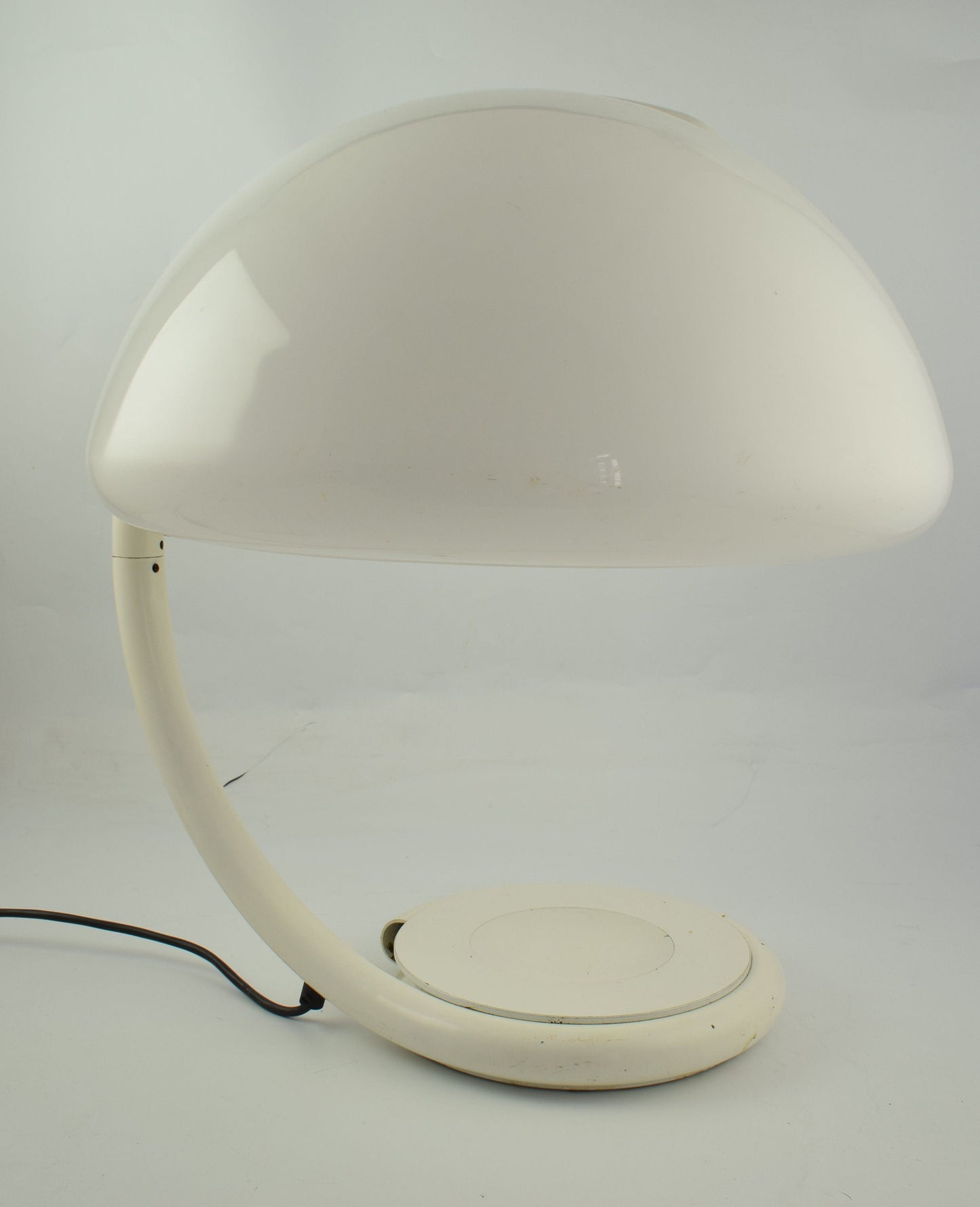 Icono del diseño italiano de Elio Martinelli Serpente tavolo 599, lámpara de mesa de Martinelli Luce