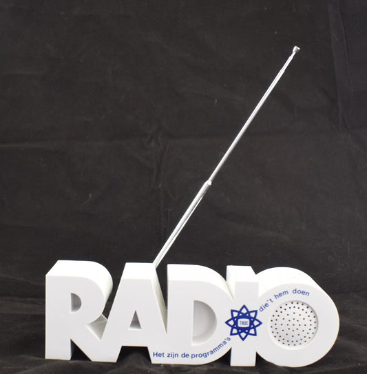 Radioradio Model in de vorm van het woord radio AM- en FM-frequentie