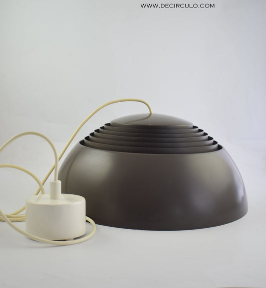 Arne Jacobsen AJ Royal plafondlamp, voor de Scandinavische fabrikant Louis Poulsen, bekend als AJ Royal Pendel donkerbruin/antraciet