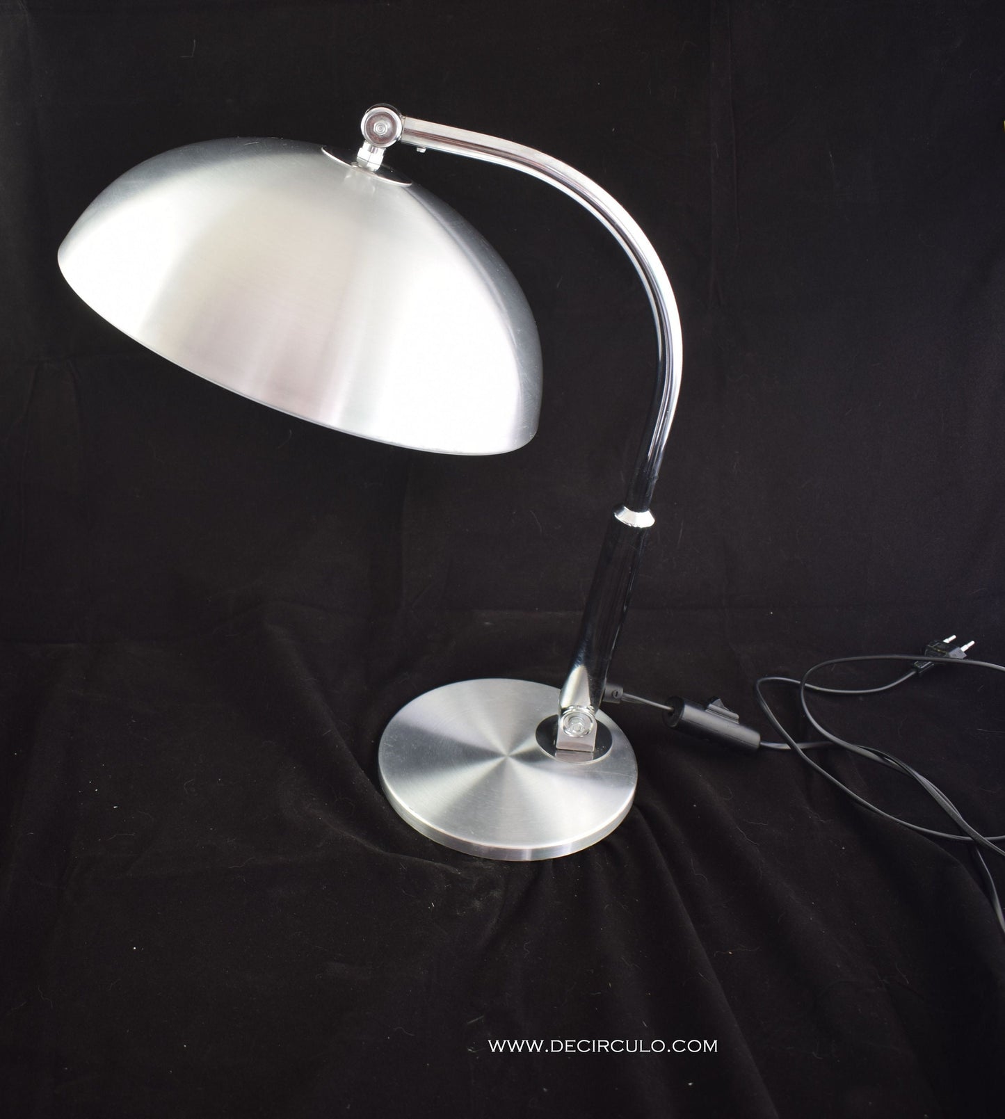 Hala Bureaulamp Model 144 ontworpen Busquet, bekende design tafellamp uit Nederland