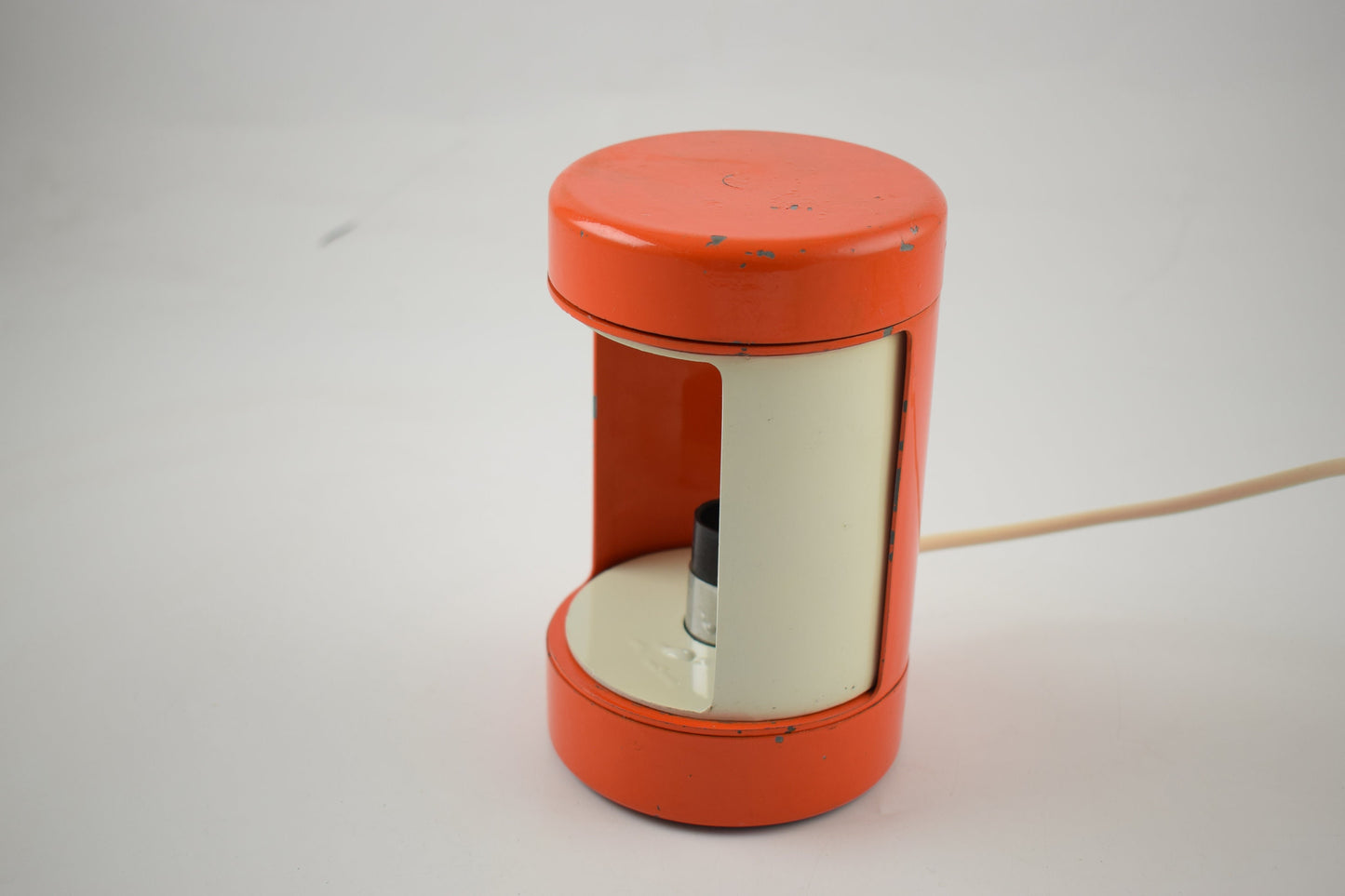 Lámpara de escritorio Laura naranja de Olaf von Bohr y Diego Valenti para estructura metálica, años 70.